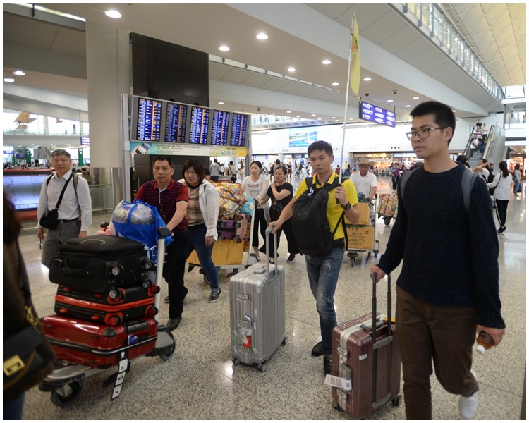 在機場由早上至中午陸續有由內地抵達的旅行團。
