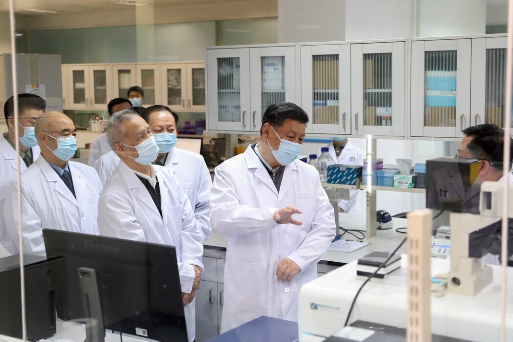 習近平視察疫苗研究機構。