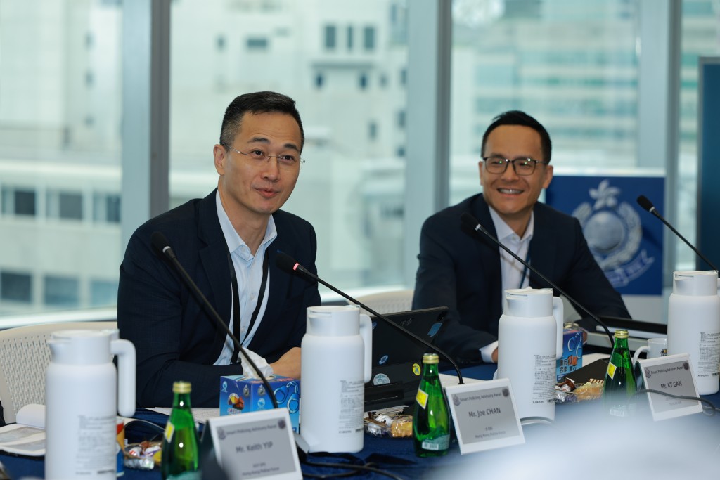 警务处刑事及保安处处长陈东（左一）以顾问小组主席身份主持会议，引领探讨人工智能时代的安全挑战与治理对策。