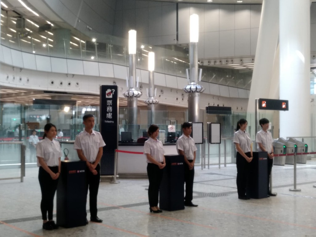乘客在以實名制購票後,需向外判保安公司人員出示車票及回鄉證,始能入閘。伍明輝攝