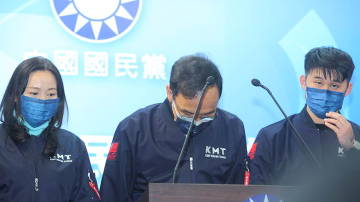 國民黨主席朱立倫在台前鞠躬致歉。中時圖片