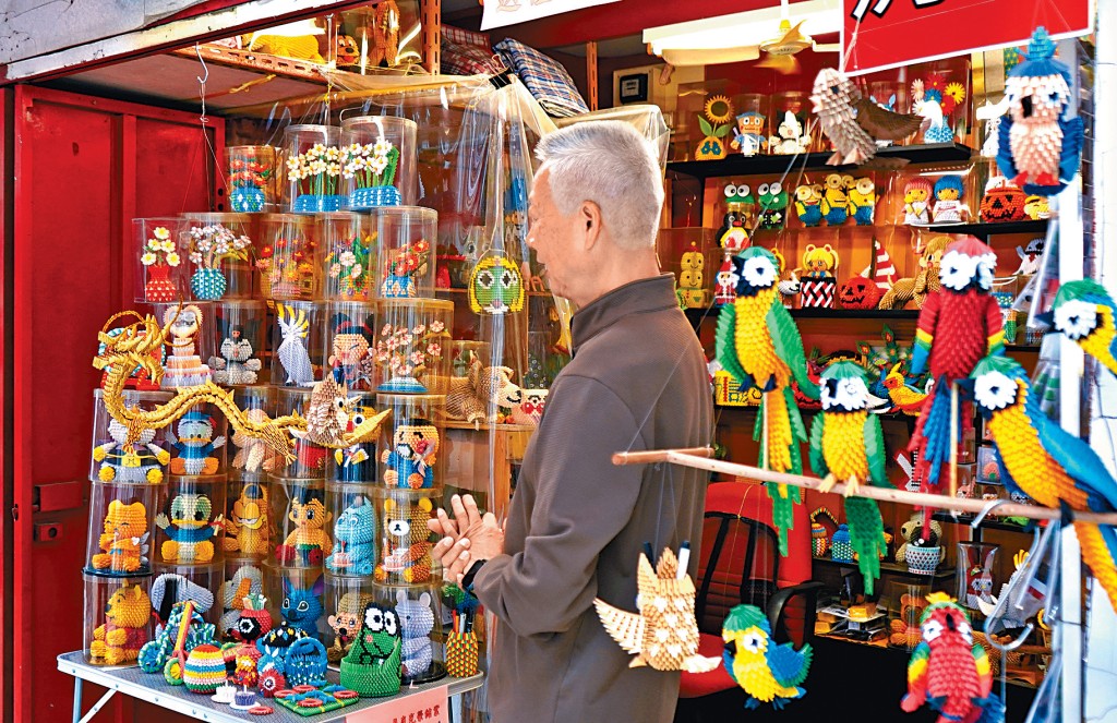 錦上路跳蚤市場迎來終章，陳先生的紙藝店將隨之告終。
