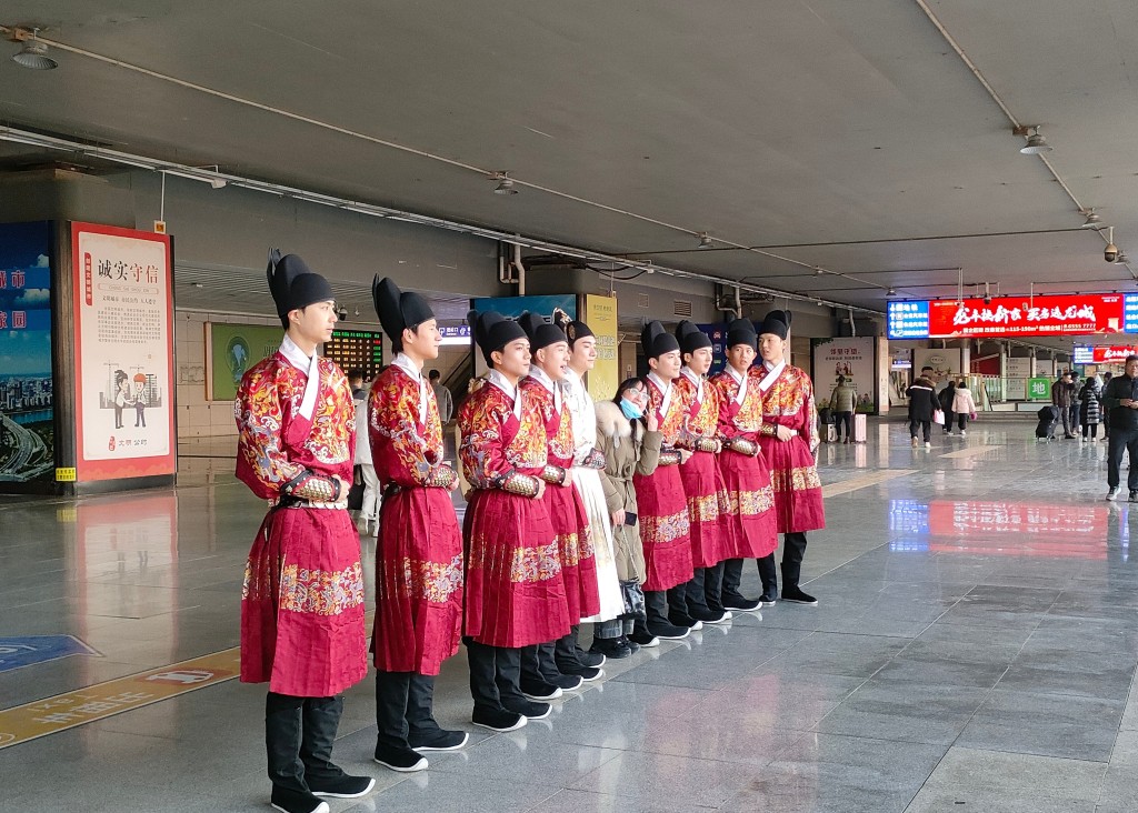 河南龙门高铁站出现一群帅哥锦衣卫迎接乘客。微博