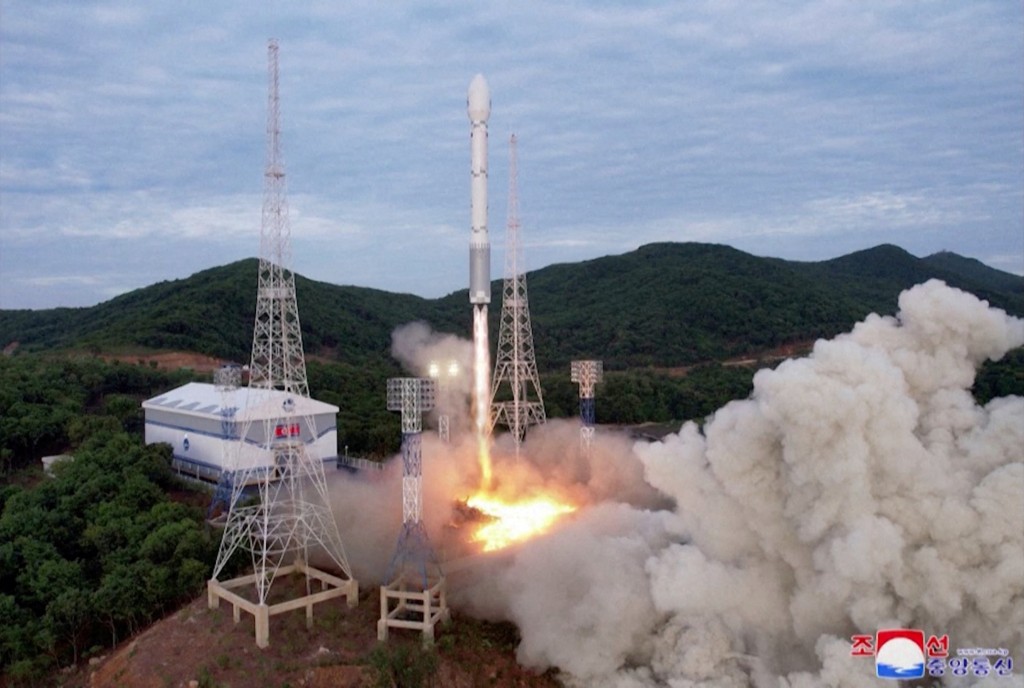 北韓官媒罕見公開火箭千里馬號發射照片。AP
