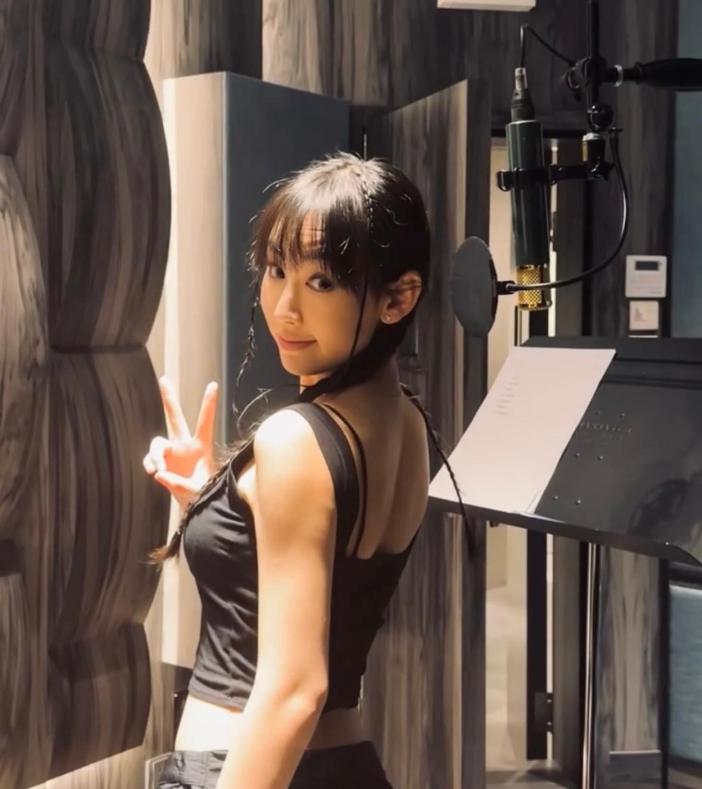 談到炎明熹(圖)演出音樂劇《一束光——高錕的記憶》,鍾柔美透露忙完台慶會與一班朋友去睇音樂劇,買票支持。 談到炎明熹(圖)演出音樂劇《一束光——高錕的記憶》,鍾柔美透露忙完台慶會與一班朋友去睇音樂劇,買票支持。