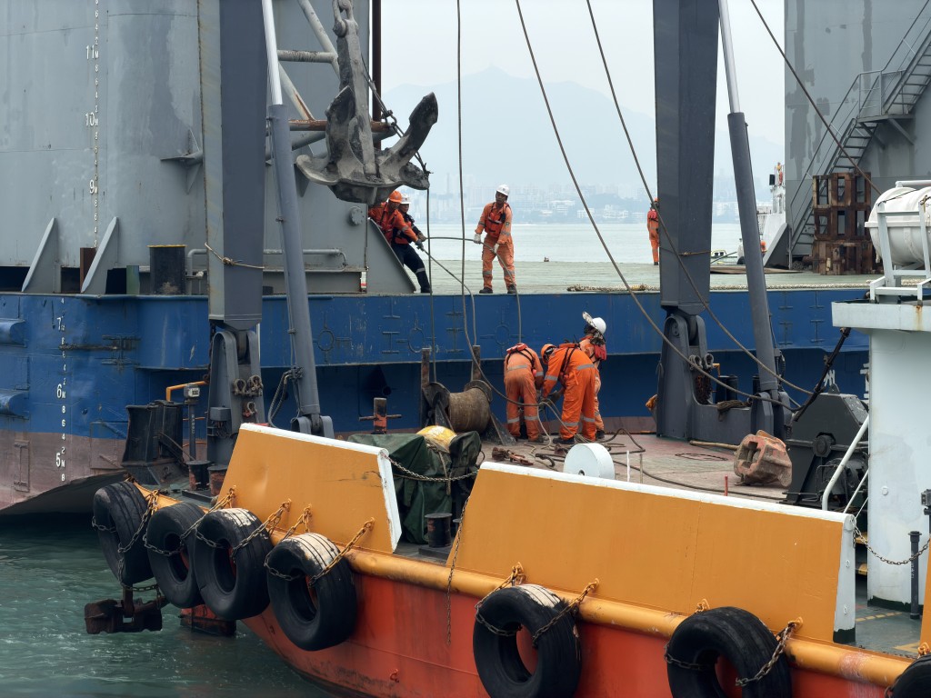 工作人員在船上打點協調。 工作人員在船上打點協調。