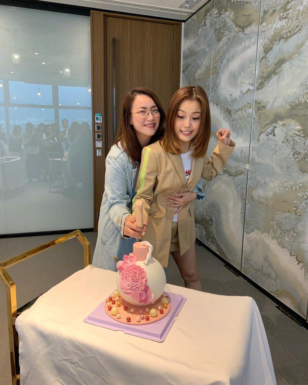 祖兒Mani一齊切蛋糕。