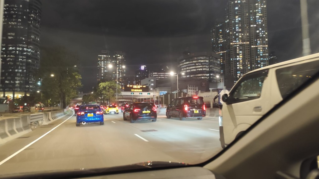 調查期間,現場一段屯門公路交通繁忙。 調查期間,現場一段屯門公路交通繁忙。