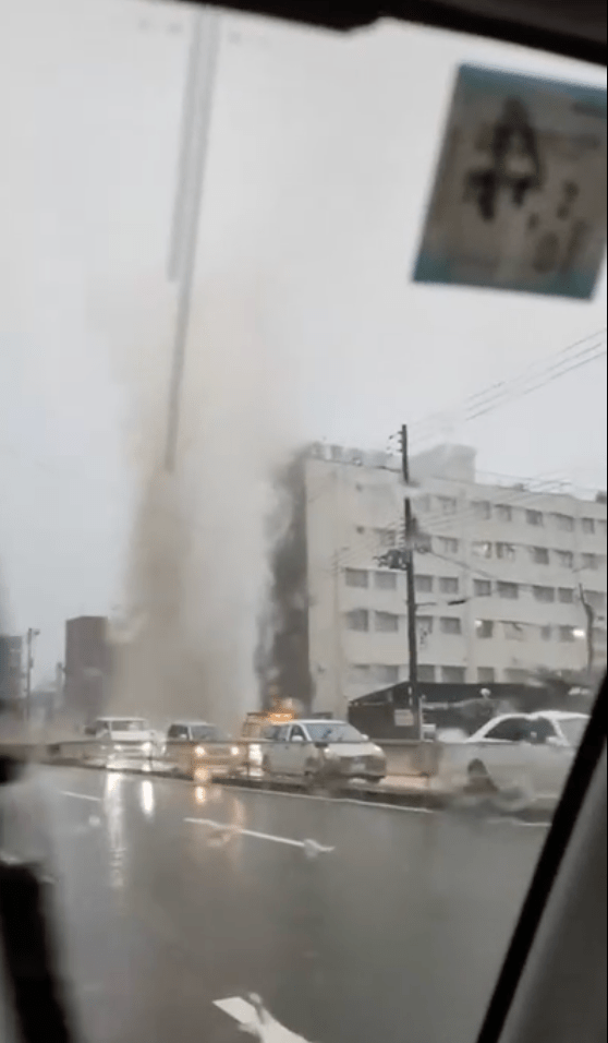 大阪居民目擊地下排水管噴出巨型水柱。X影片截圖