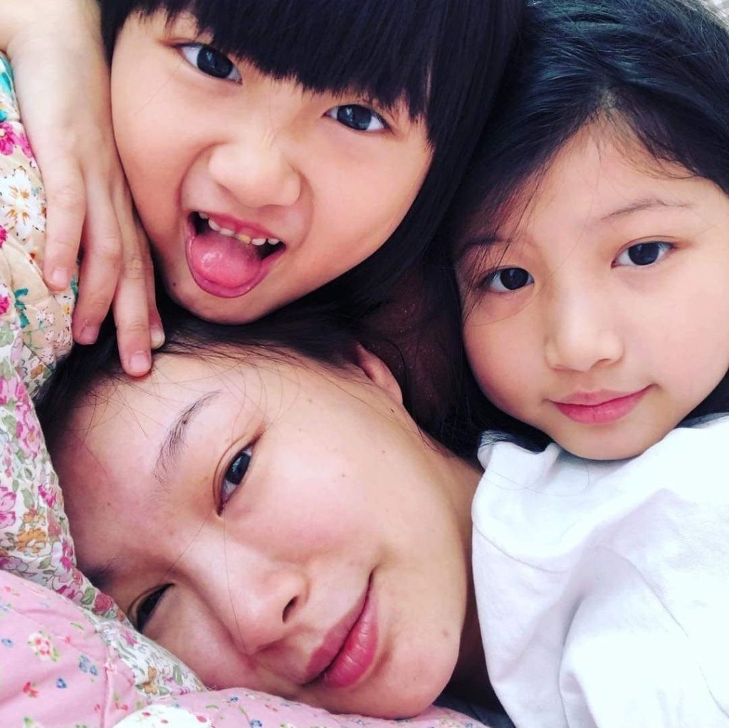成为单身妈妈的赵颂茹一直独力抚养女儿。