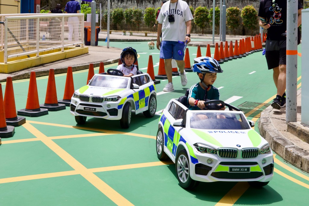 港島總區交通部首次以寵物道路安全為主題,舉行交通「汪」全嘉年華,錄得超過2500人次、超過100隻寵物犬入場。 港島總區交通部首次以寵物道路安全為主題,舉行交通「汪」全嘉年華,錄得超過2500人次、超過100隻寵物犬入場。