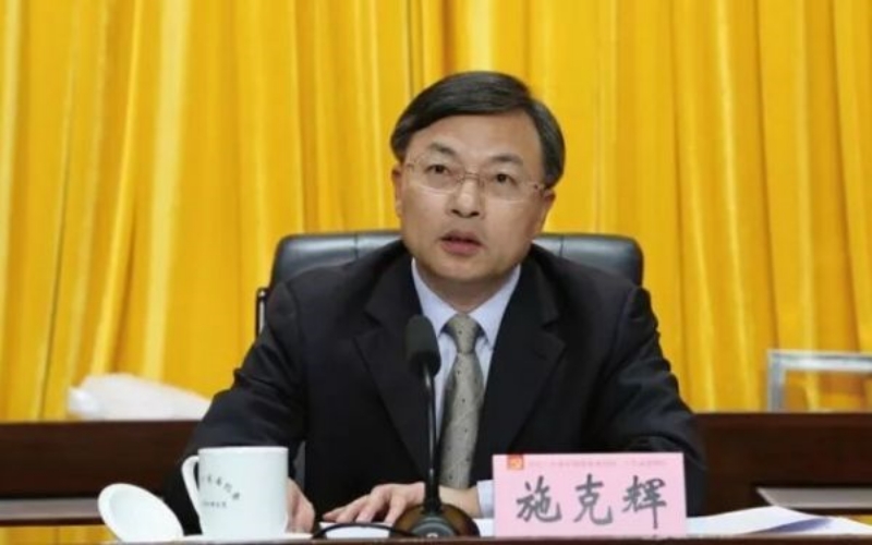 施克輝與另一位前浙江省委書記趙洪祝更深，曾任趙「大秘」，並且追隨趙進入中紀委系統。