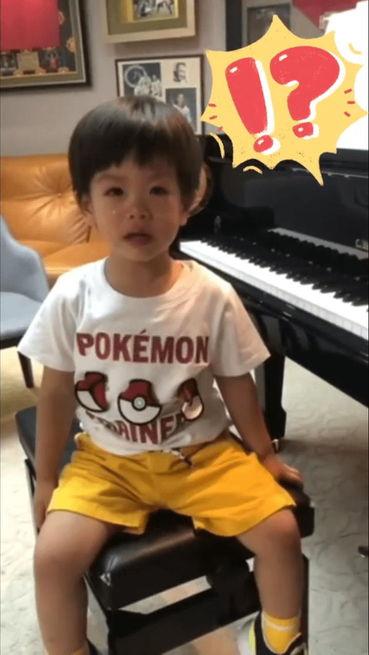 小春雞兩歲半開始學彈琴。