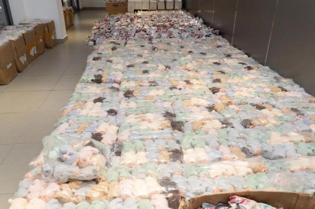 拱北海關查獲侵權「LABUBU」超2萬件。海關發布 拱北海關查獲侵權「LABUBU」超2萬件。海關發布