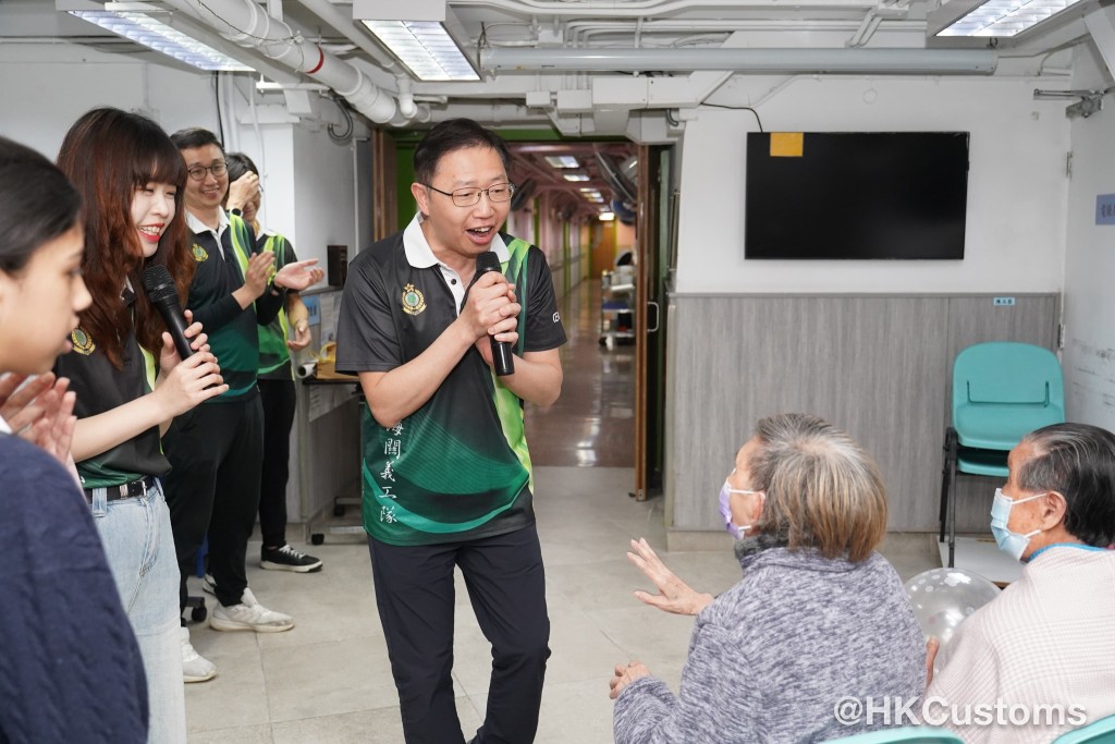 海關高層與民同樂。