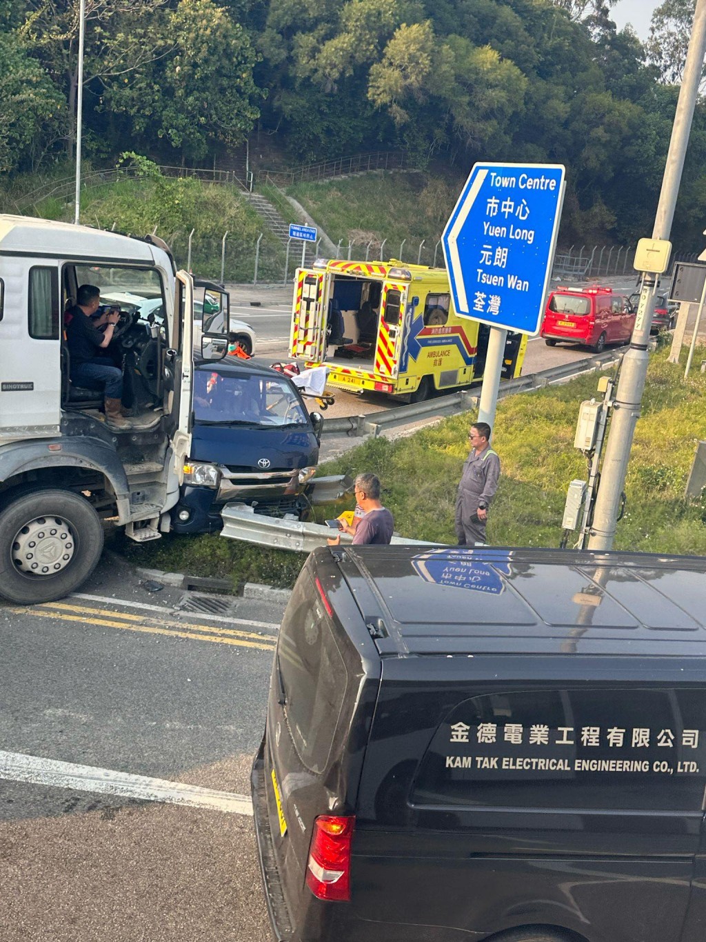 一輛重型貨車於龍富路迴旋處與一輛輕型貨車發生相撞。網上圖片