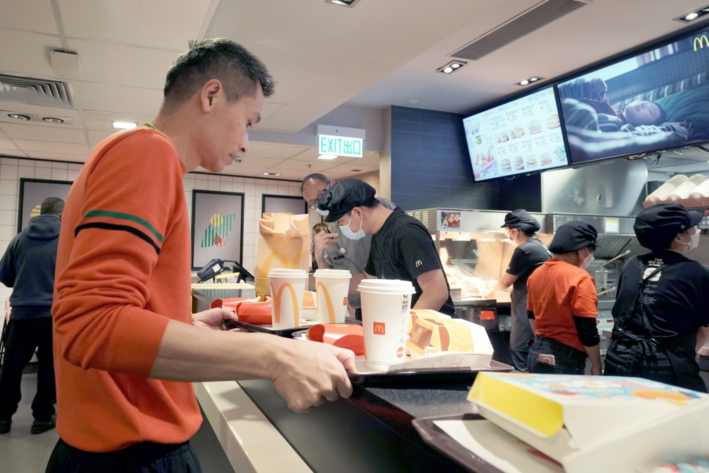 用餐尖峰時段的快餐店尋找座位,並非易事。近日,一名內地旅客在香港某港鐵站的麥當勞內,遭遇了一場因座位而起的風波。(示意圖 非當事人) 用餐尖峰時段的快餐店尋找座位,並非易事。近日,一名內地旅客在香港某港鐵站的麥當勞內,遭遇了一場因座位而起的風波。(示意圖 非當事人)