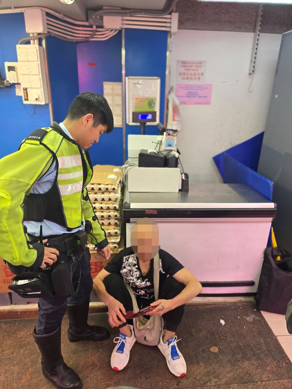 警员接报后到场调查，其后将光头贼人拘捕。FB：织田信长@马路的事讨论区