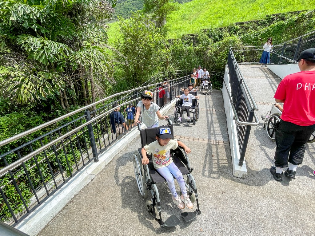 參加共融體驗遊戲，親身感受傷殘人士生活上的挑戰，培養小朋友的同理心。（圖片來源：官方圖片）