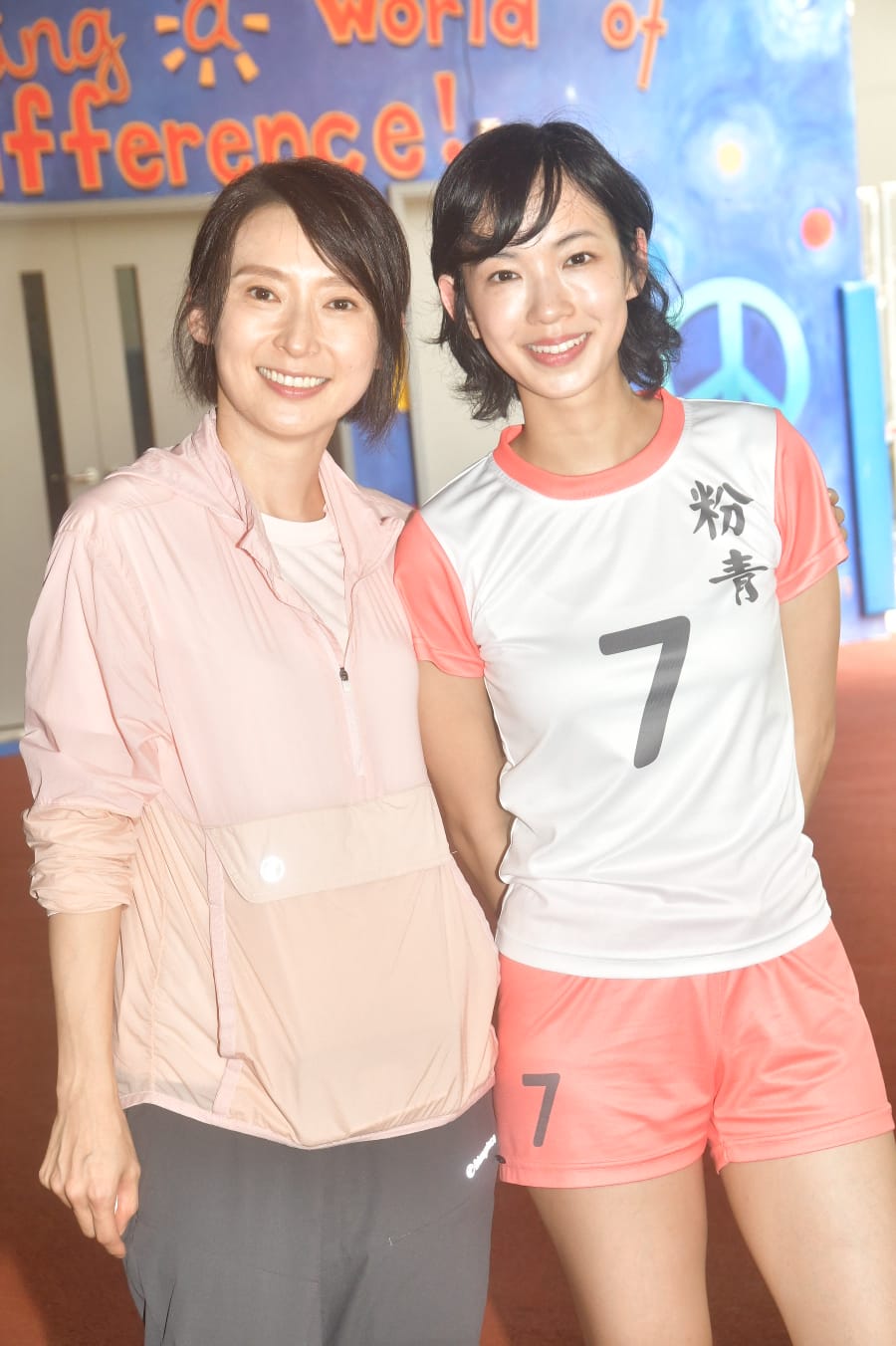 李靖筠踼爆周家怡在化妝間會播放MIRROR的歌曲。