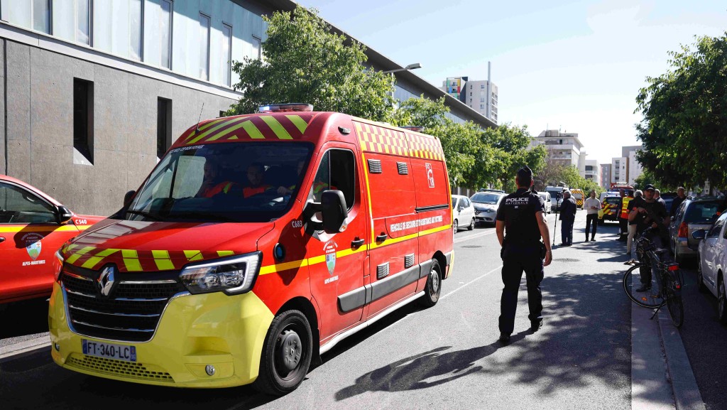 法國尼斯爆槍擊案釀2死4傷 槍手車內向途人開火後逃去。法新社 