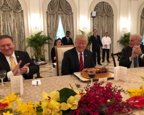 新加坡代表為特朗普準備了意外驚喜,送上生日蛋糕,為本月14日72歲的特朗普提前慶祝生日。Twitter圖片