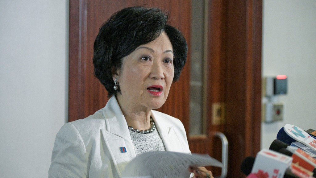 葉劉淑儀離開政府，經直選洗禮後，清楚指出，大部分高官皆離地。資料圖片