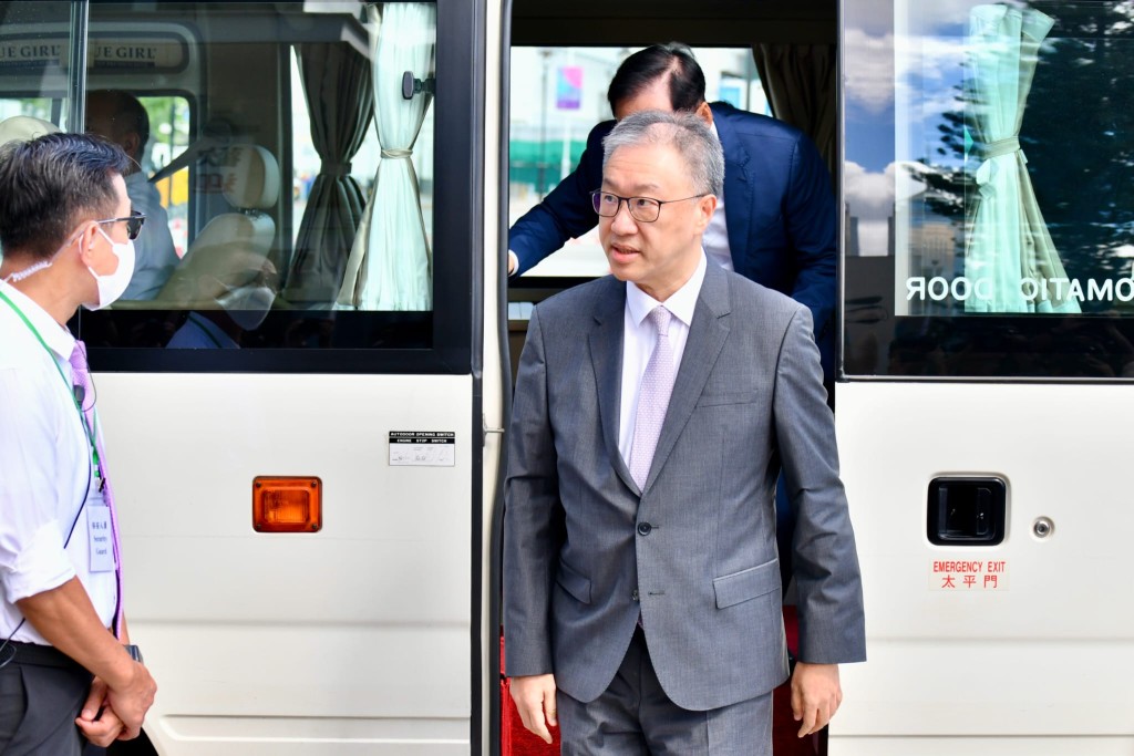 委員會主席陸啟康法官。 委員會主席陸啟康法官。