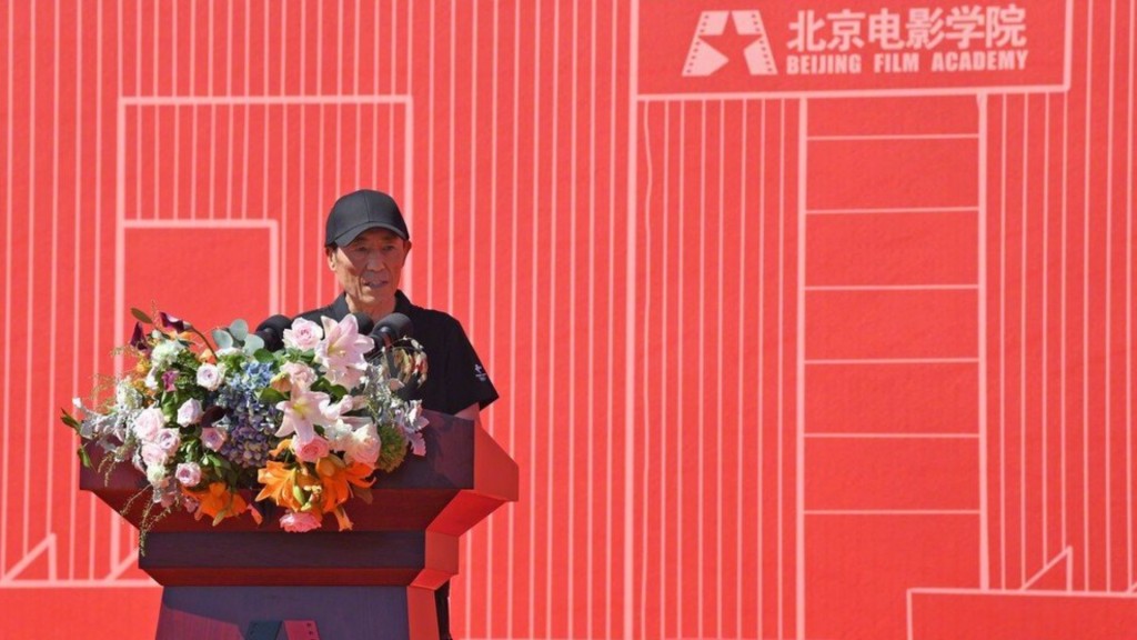 張藝謀出任北京電影學院特聘教授，獲頒發聘書。