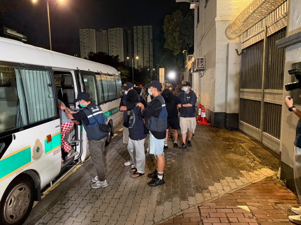行動中,海關共拘捕27名男女,當中4人為持「行街紙」的南亞裔人士。曾志恒攝 行動中,海關共拘捕27名男女,當中4人為持「行街紙」的南亞裔人士。曾志恒攝