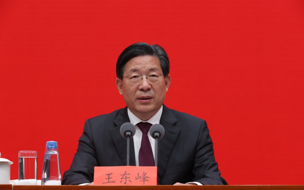 全国政协副主席兼秘书长王东峰主持座谈会。（中新社 资料图片）