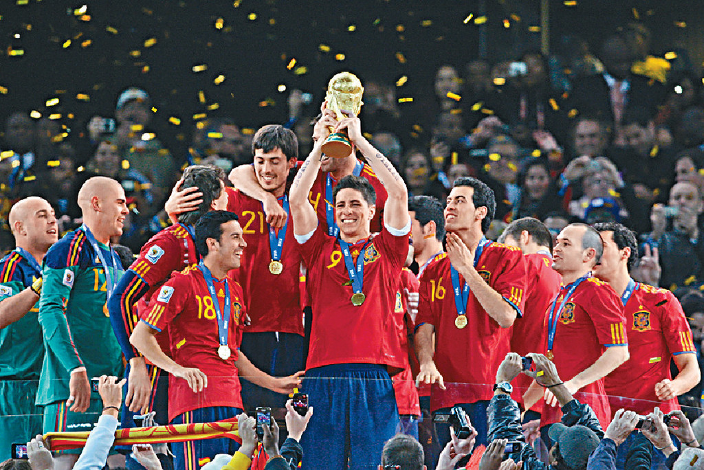 ■狂牛昔日的「4-3-3」陣式無堅不摧，2010年更捧走世界盃。