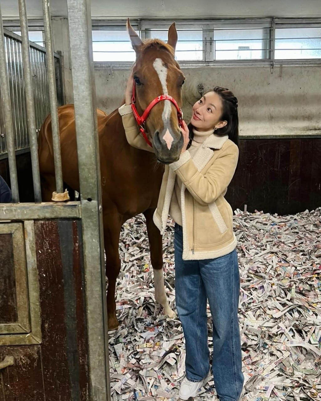 等足一年，周嘉儀的愛駒終於來港，上周她於社交網貼出與馬匹的合照，並寫道：「Welcome to Hong Kong，趕得切來逗（𢭃）利是。」