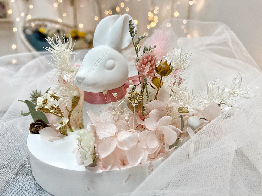 由富經驗的導師教授，以塑膠彩及保鮮花為復活節兔兔擴香石裝飾。