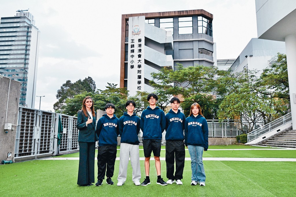 王錦輝中小學今年約4成英國高考學生取得A*成績，除羅啟嘉（右二）外，關梓維（左二）與楊紫穎（右一）亦考獲4A*躋身狀元之列。
