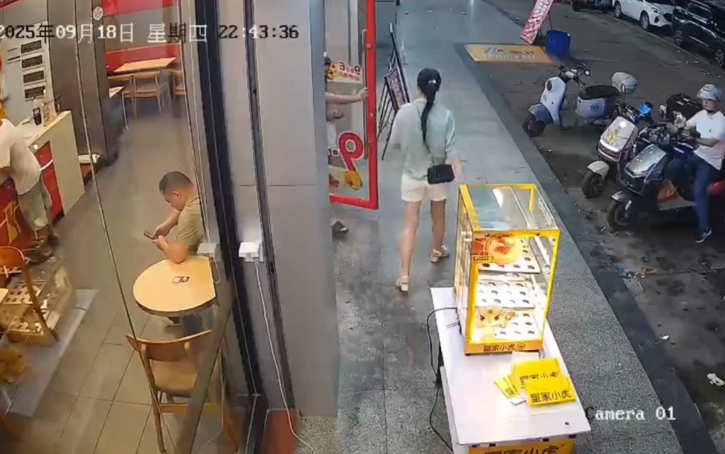 女子在小吃店前淡定連偷5個蛋撻，即場吃完再施施然離開。抖音＠最美好開始