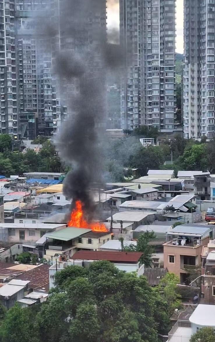 大旗嶺村屋起火，濃煙捲半空。ｆｂ元朗友圖片