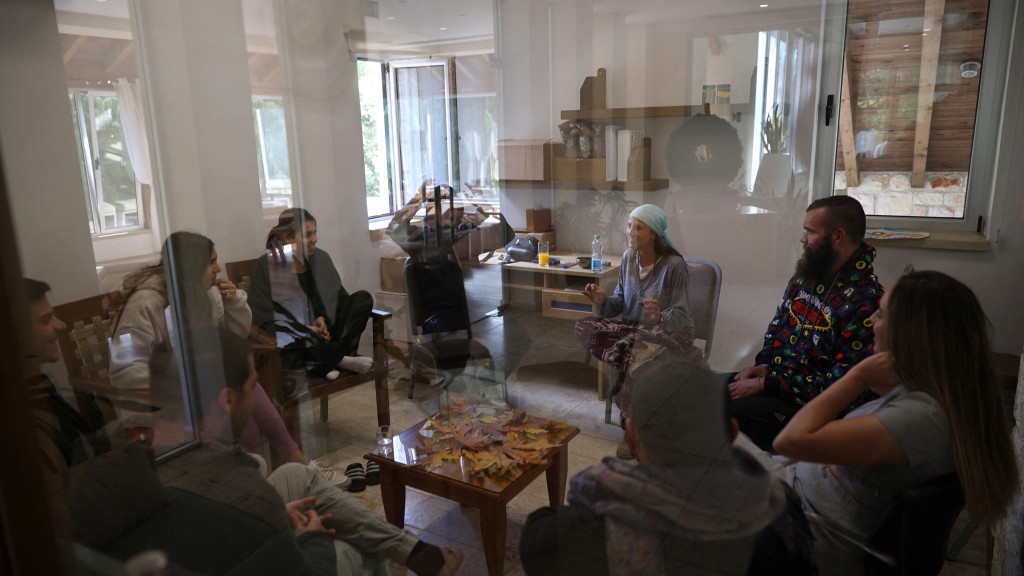 以色列音樂祭倖存者到塞浦路斯一個小島療養時，與治療師見面。 路透社