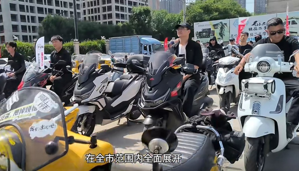 西安有過百電單車發燒友組隊，義載遇上緊急狀況的考生去試場。抖音＠摩咖網