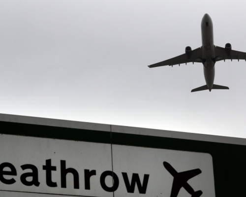 倫敦希思路機場將徵收「新冠稅」。AP資料圖片
