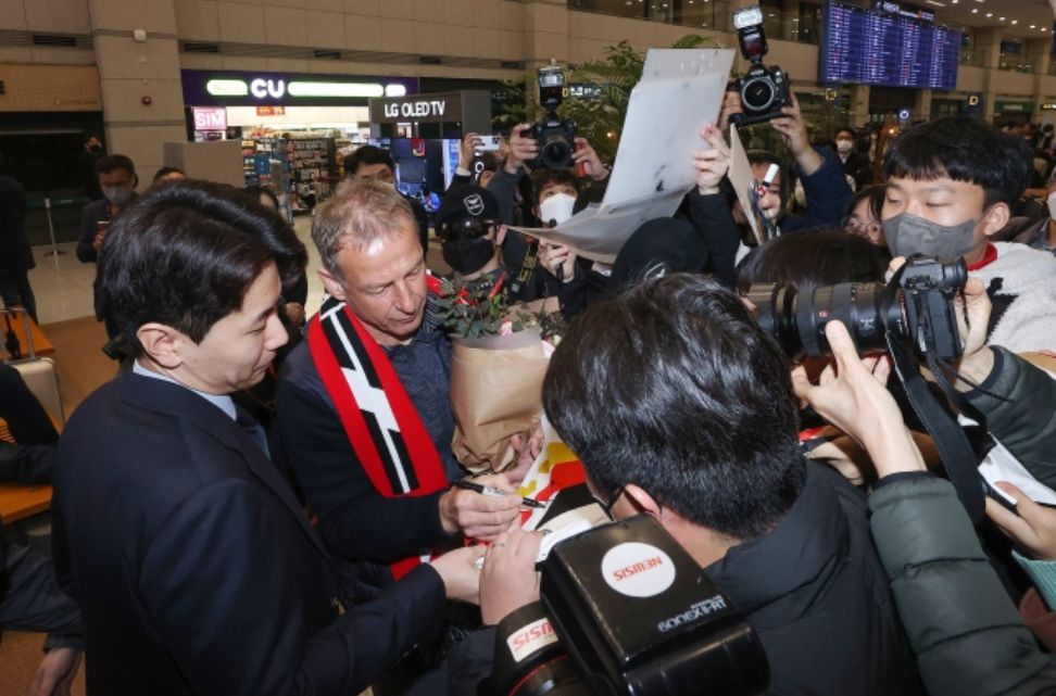 大批南韓傳媒在首爾機場迎接奇連士文。網上圖片