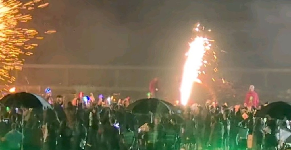 除了大型煙火，中間更設置了噴火龍式煙火，現場氣氛熱鬧到爆！