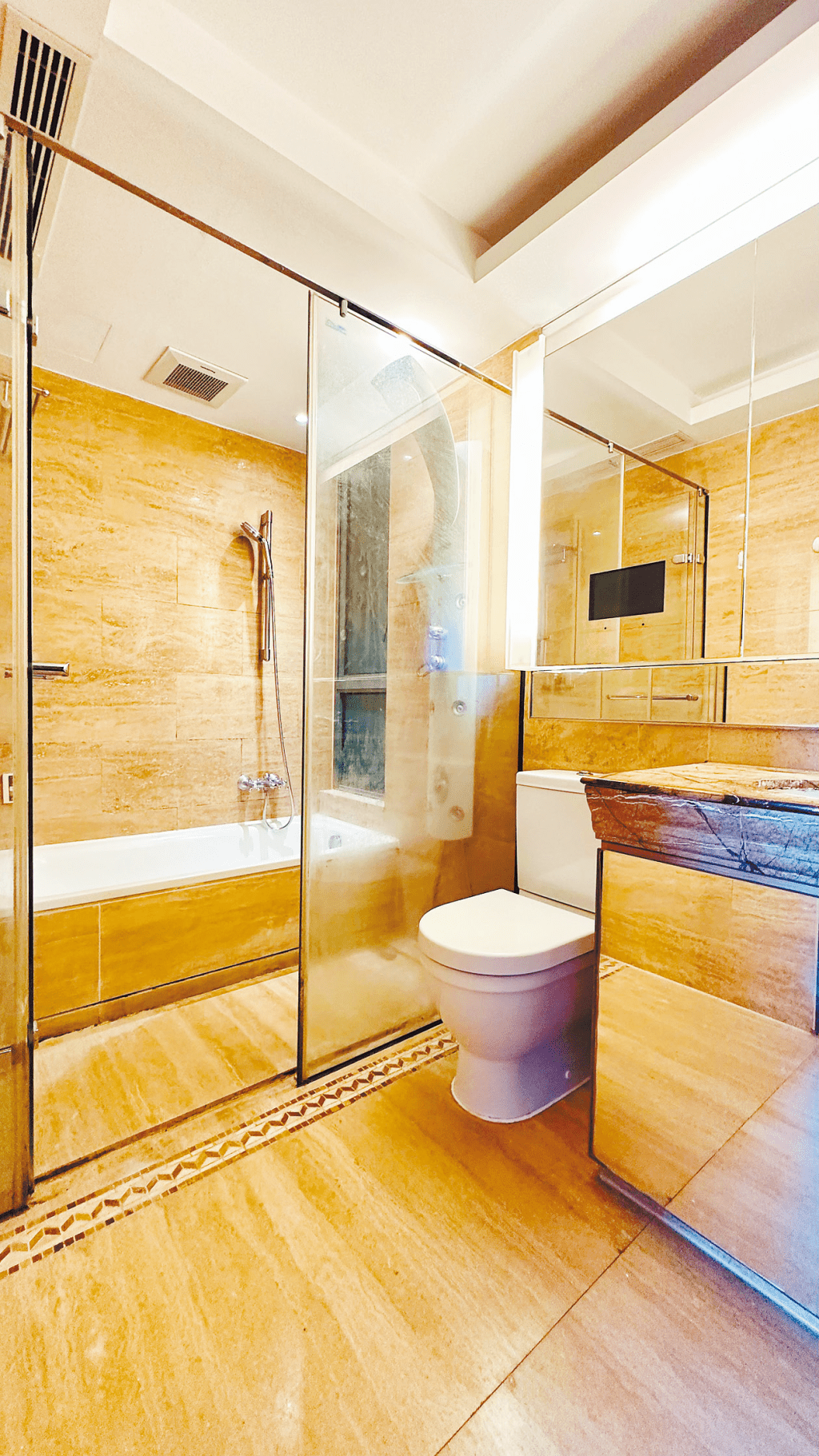 浴室保養良好，更設有大面鏡櫃，方便擺放日用品。