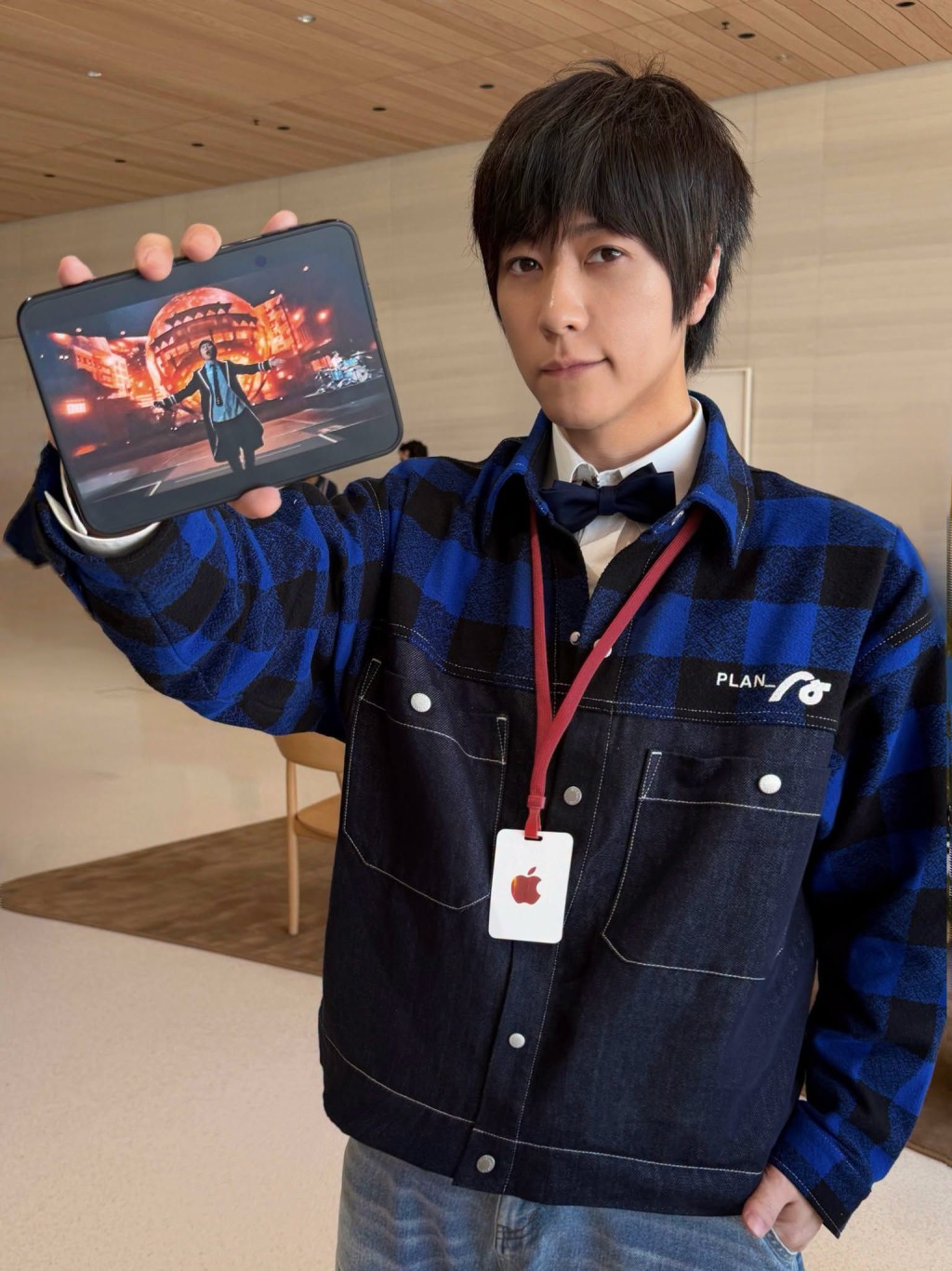 阿信展示最新的iPhone Duo。facebook@五月天 阿信 阿信展示最新的iPhone Duo。facebook@五月天 阿信