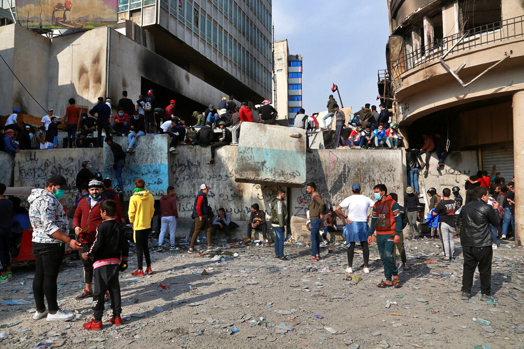 大批示威者聚集在街道及高叫口號。AP