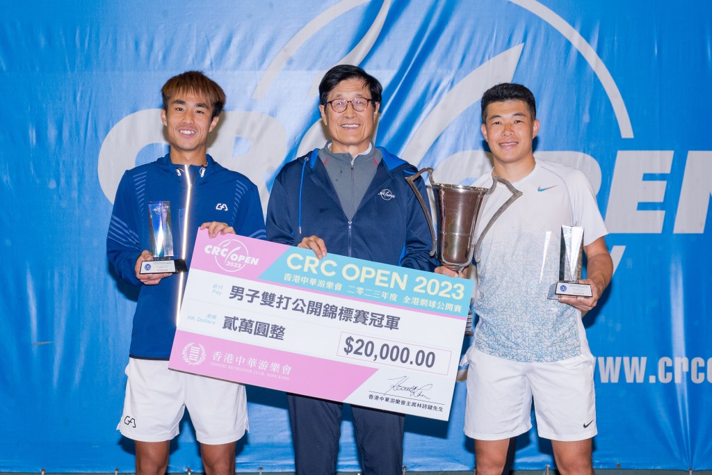 中華游樂會副主席馮鈺斌博士（中）向男雙冠軍王康傑（左）和黃俊鏗（右）頒獎。 公關圖片