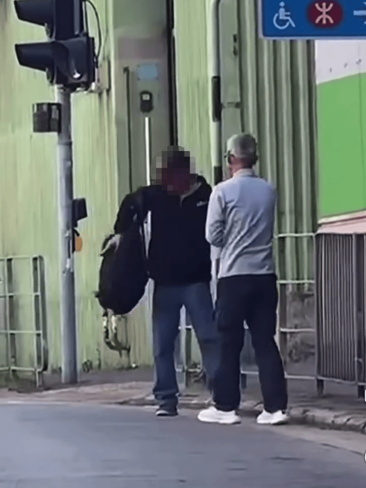 黑衫男疑情緒激動，從背囊拿出一把懷疑鎅刀物體。FB： 車神@車cam L（香港群組）