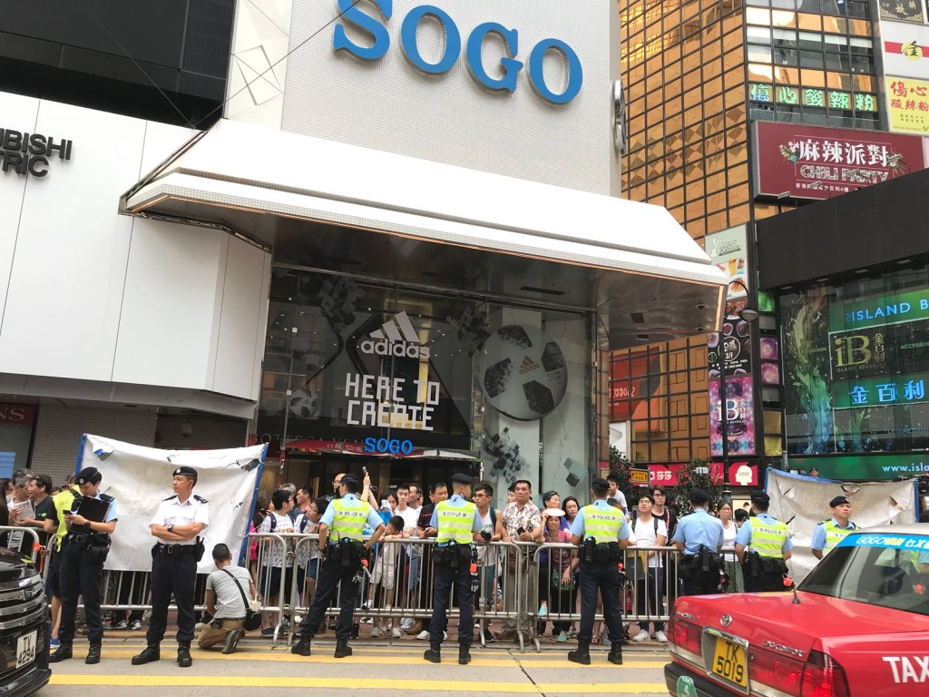警方於崇光百貨店外設雙層鐵馬攔隔遊行人士與途人