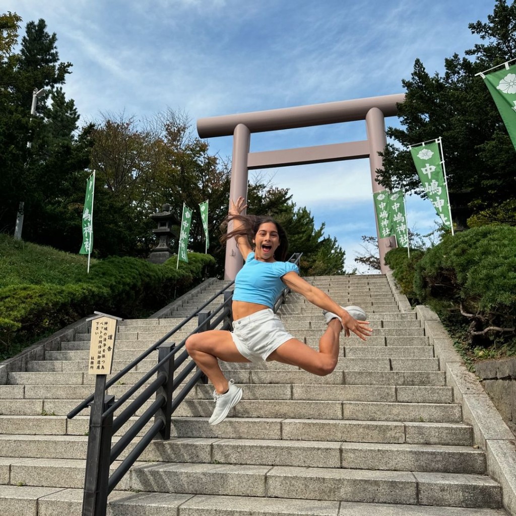 麦迪逊在中嶋神社楼梯跳起打卡。 Instagram