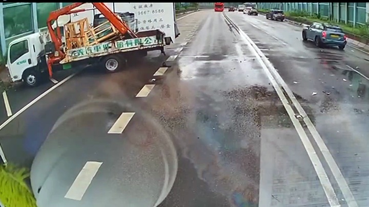 貨車避車急扭失控撼吊臂車。fb：交通意外求片區